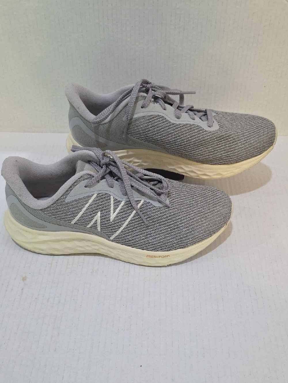 New Balance Fresh Foam Arishi Light  Gray Knit Shoes Cream Sole Size 11 D Wide